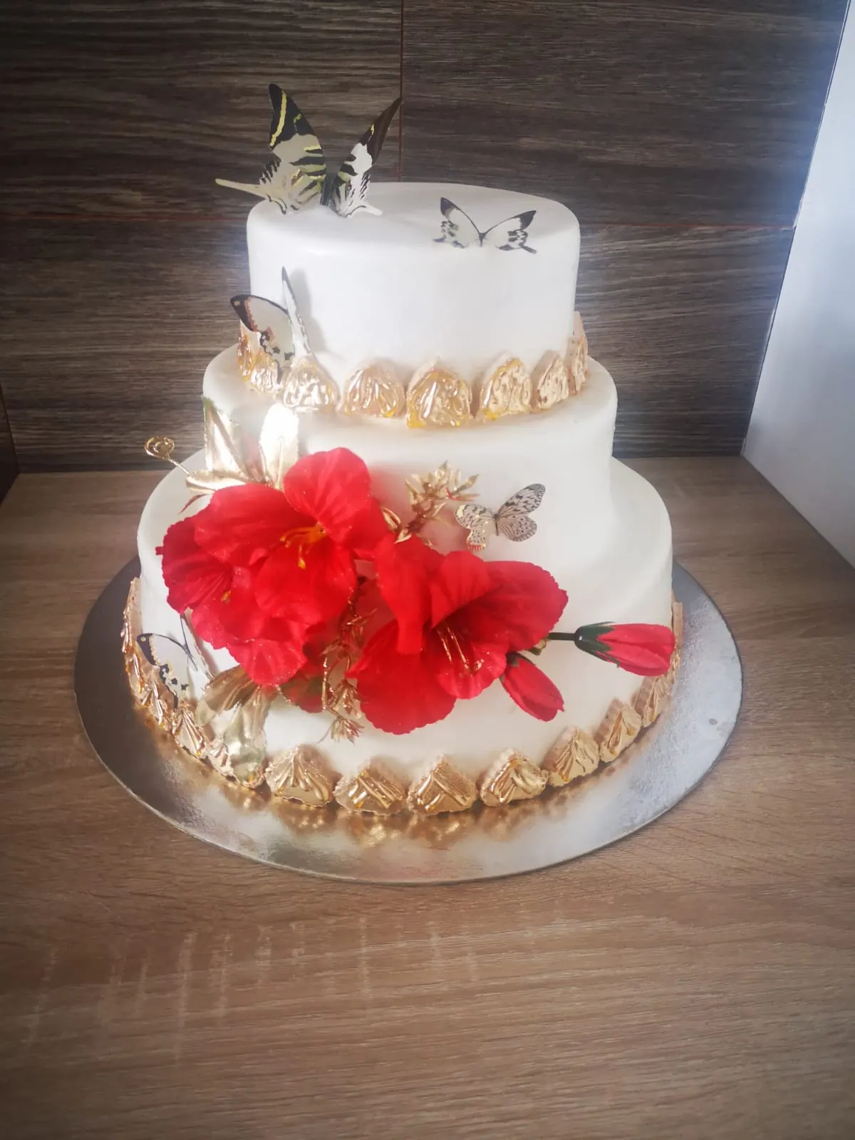 Torta roja de celebración